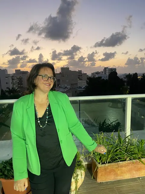 זר בלונים עגול בגווני כחול וסגול על מרפסת בשקיעה