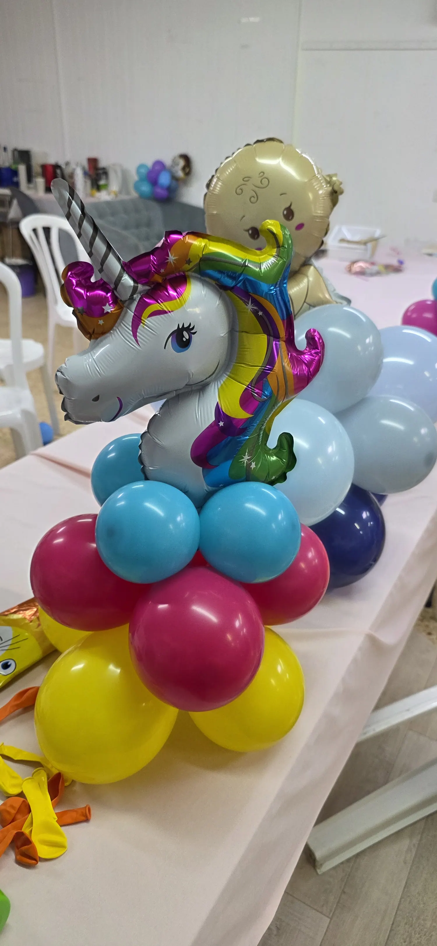 עמוד בלונים עם חד־קרן צבעוני בגוונים ורוד, תכלת וכחול