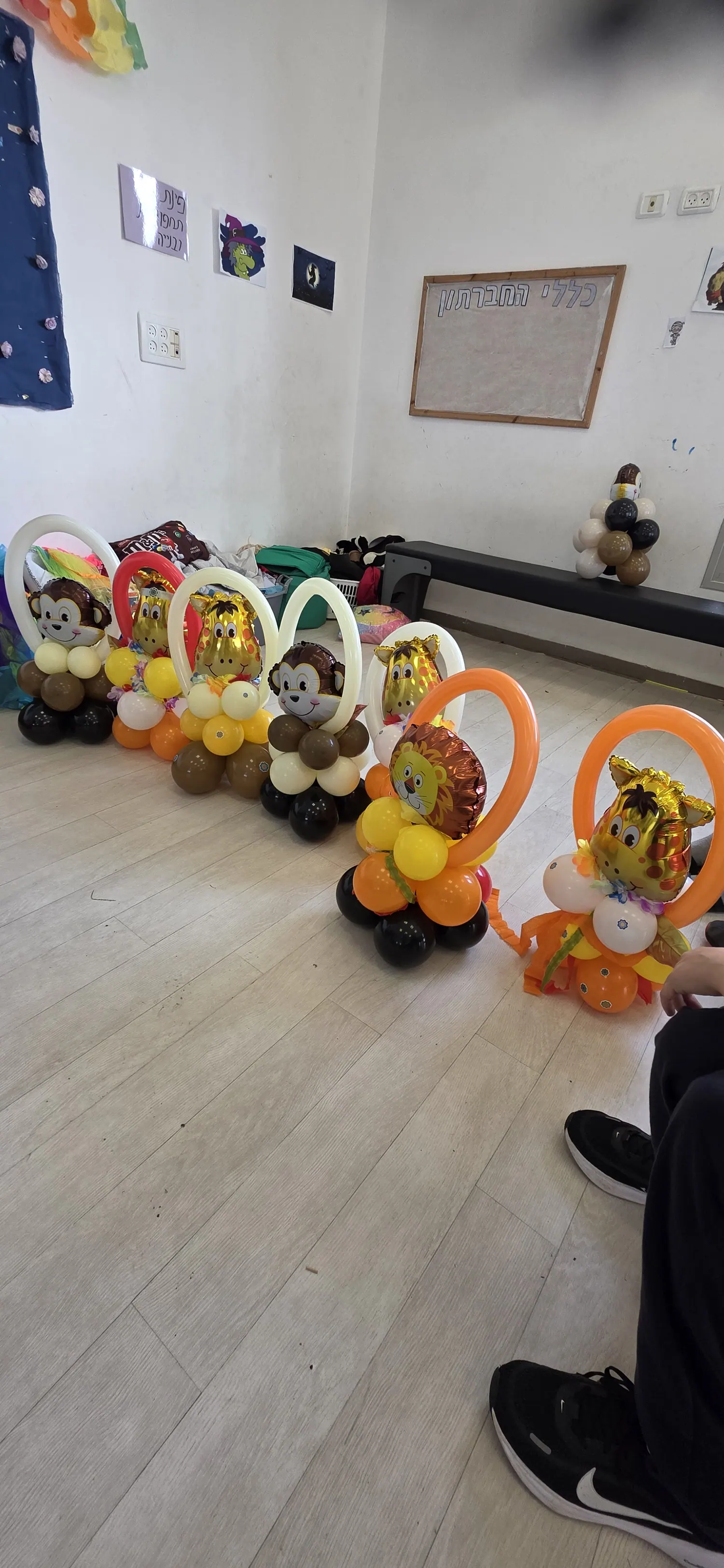 מספר יצירות בלונים של חיות עומדות בשורה בסיום הסדנה