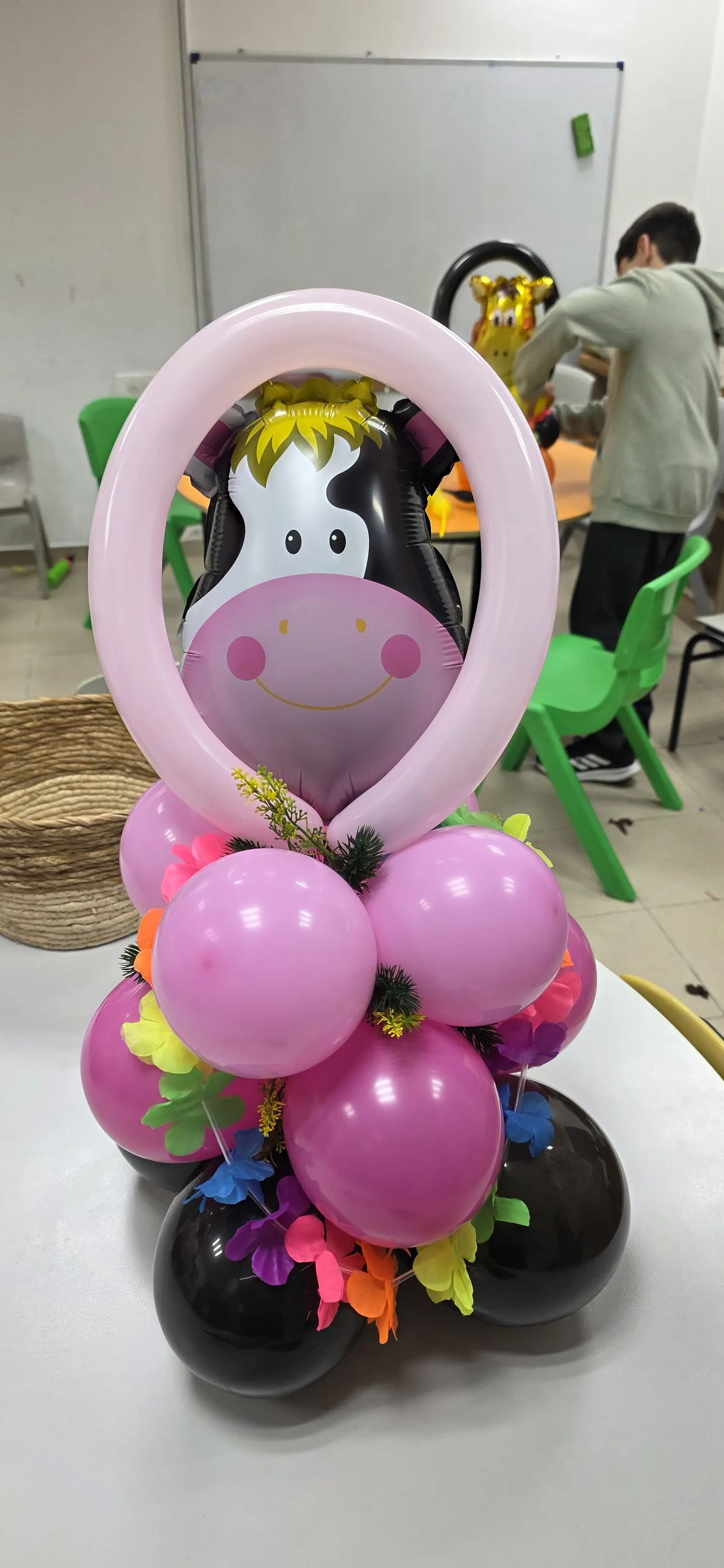 יצירת בלונים בדמות פרה בגוונים ורוד ולבן