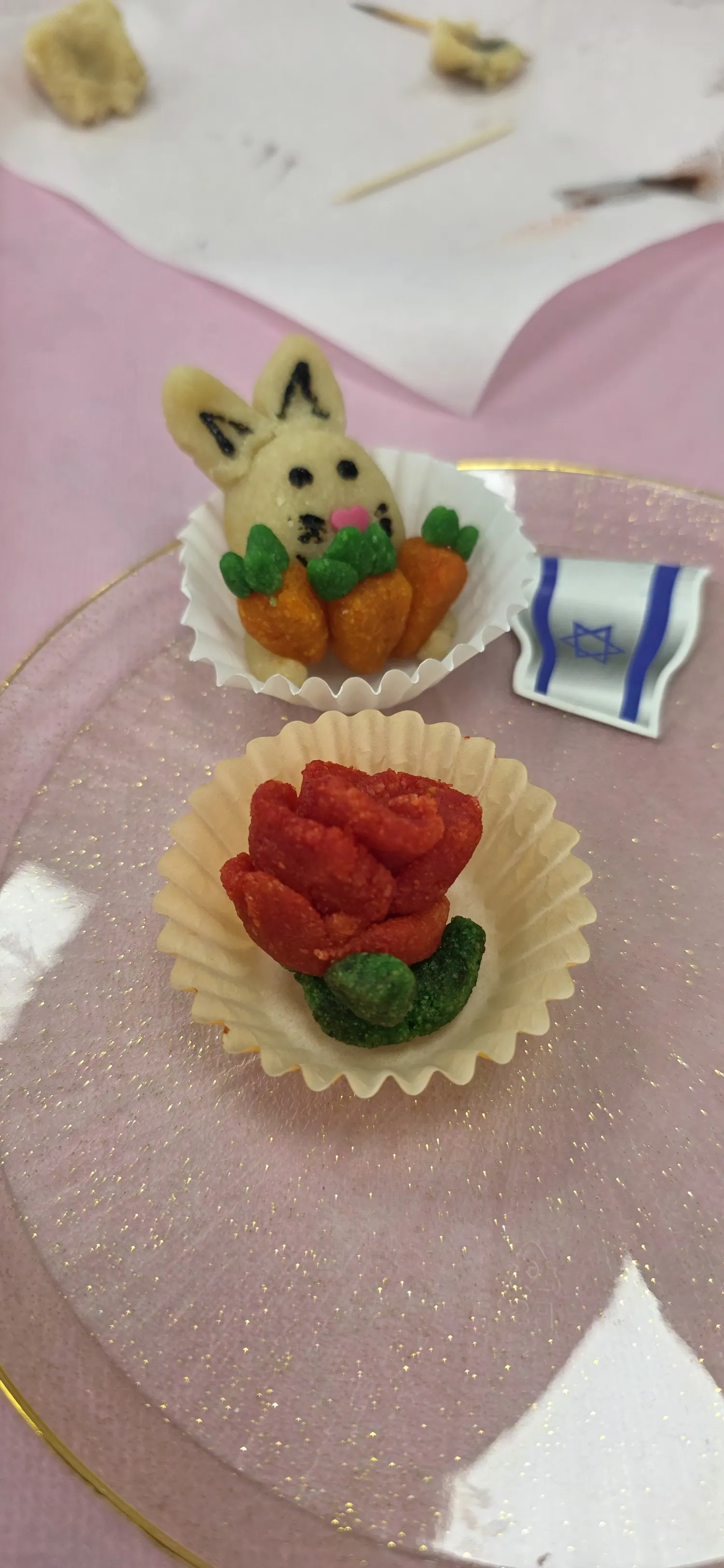 ממתקים מעוצבים בדמות גזר וארנב על צלחת הגשה