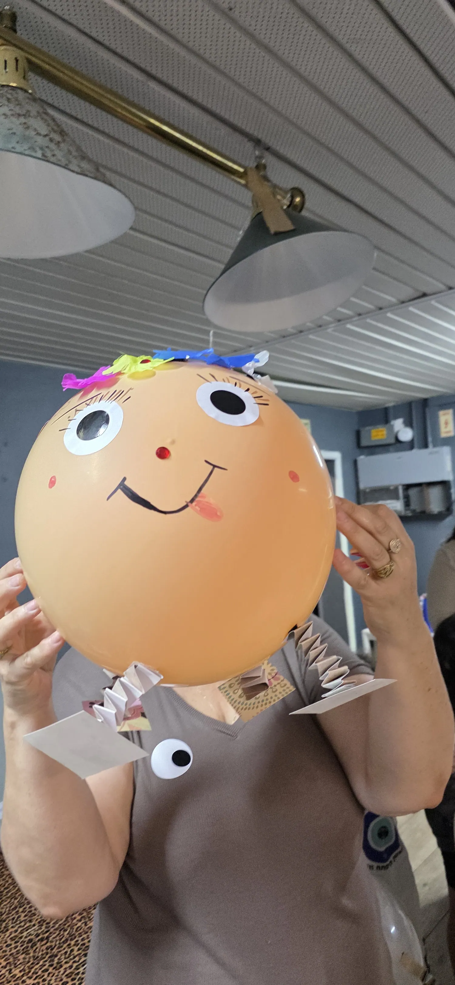 בלון ענק מעוצב כפרצוף מחייך עם עיניים ואף