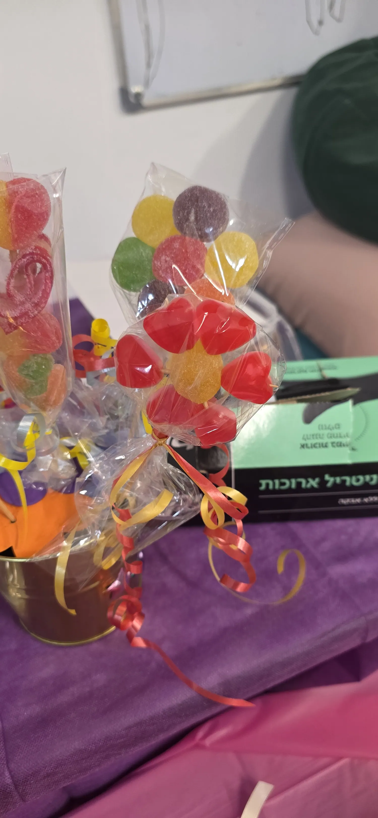 שקיות ממתקים צבעוניות ארוזות לחלוקה בסדנה