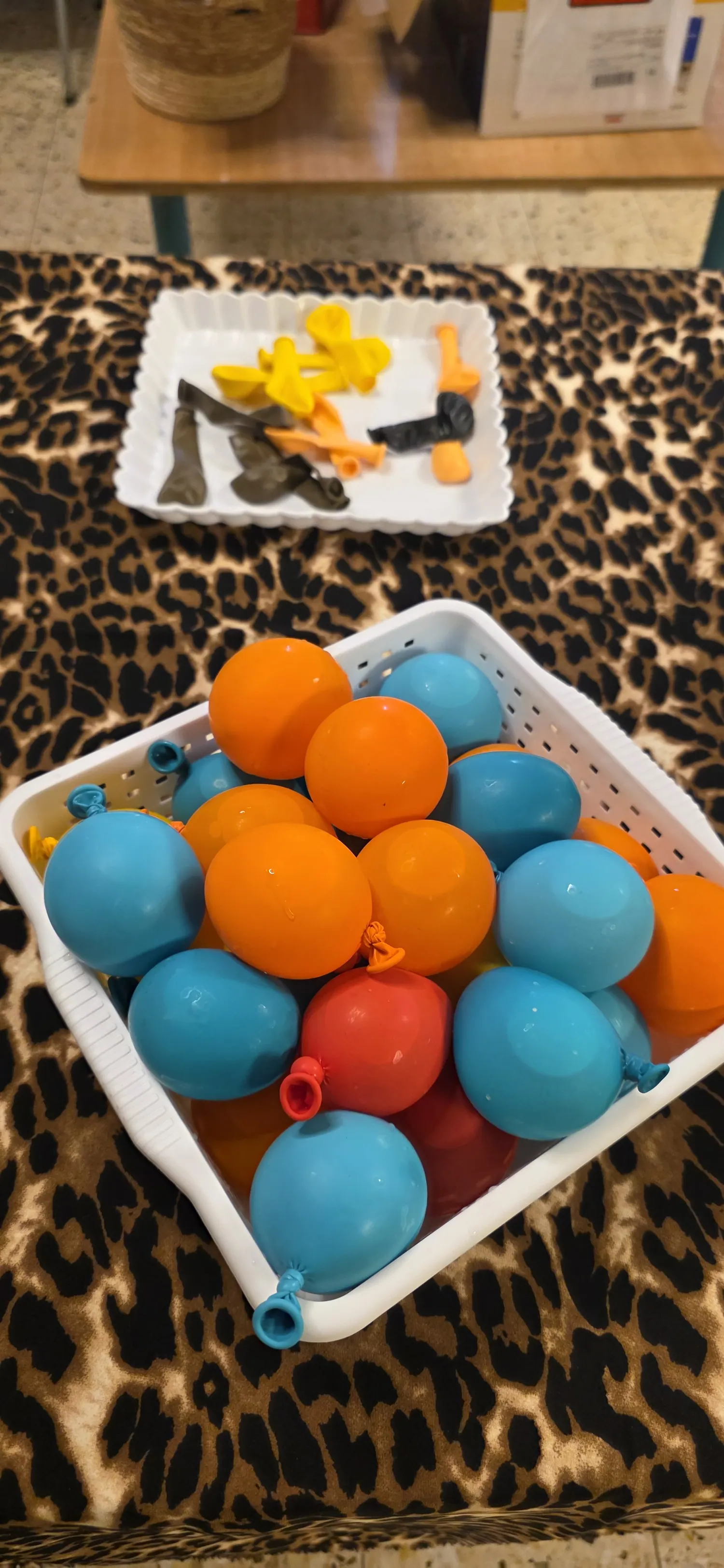 סל מלא בבלונים עגולים בגוונים כתום ותכלת לפני הסדנה