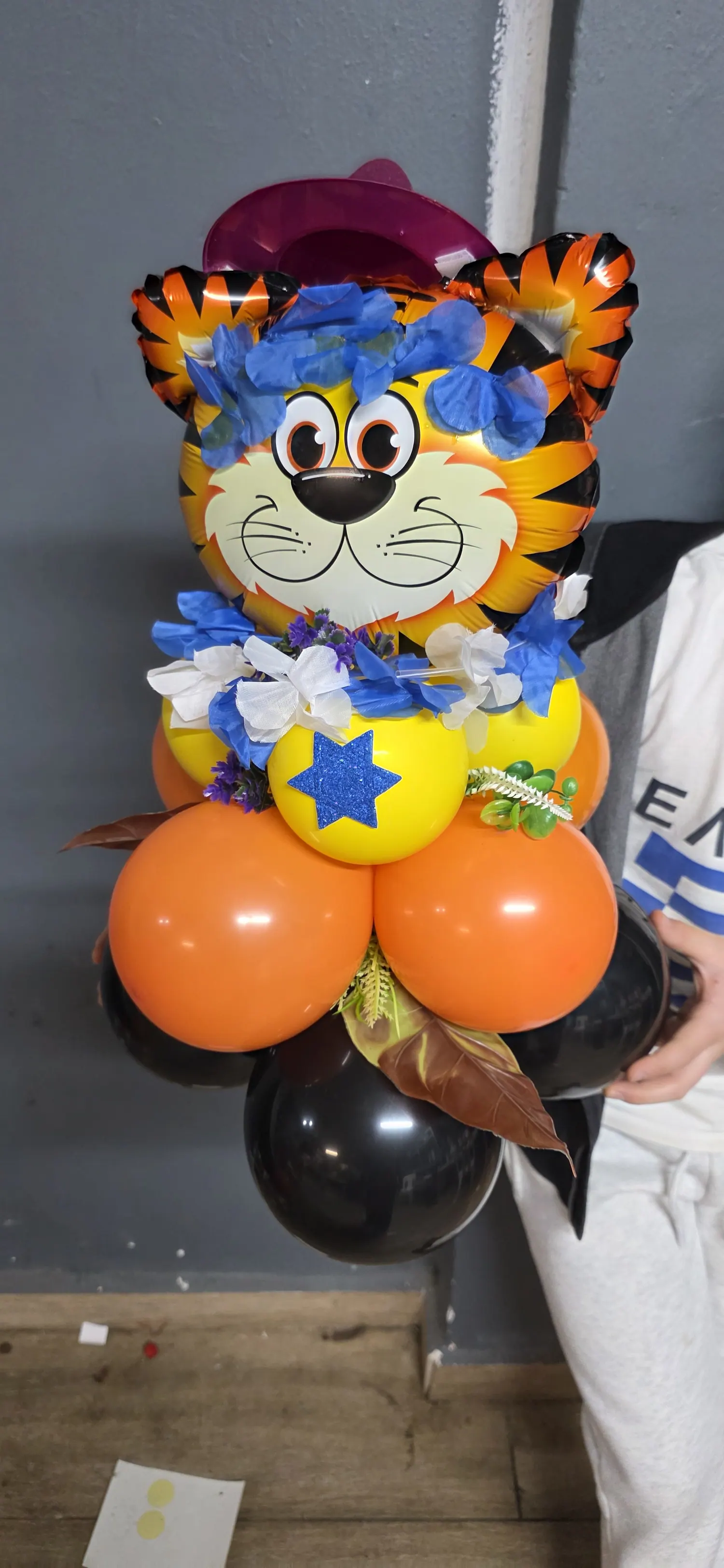 עמוד בלונים בדמות חתול בגוונים כתום, כחול וצהוב