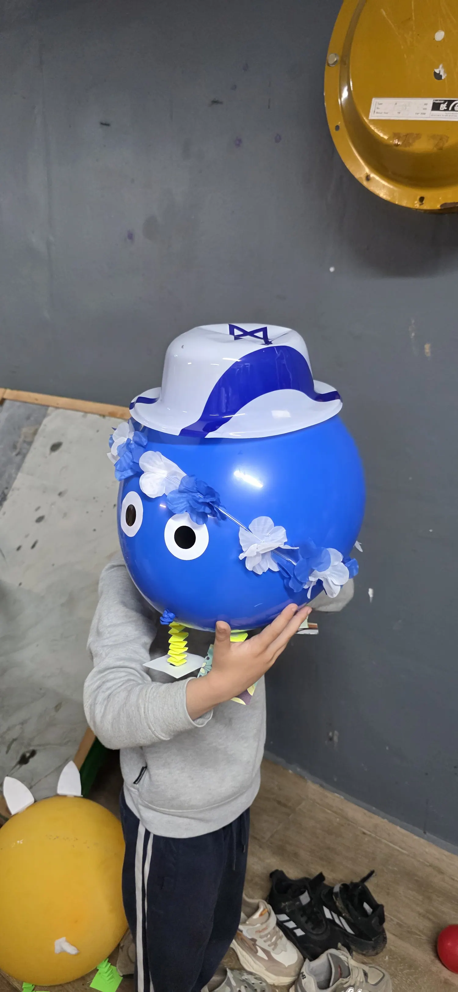 בלון מעוצב בכחול ולבן עם כובע, כחלק מפעילות יצירה