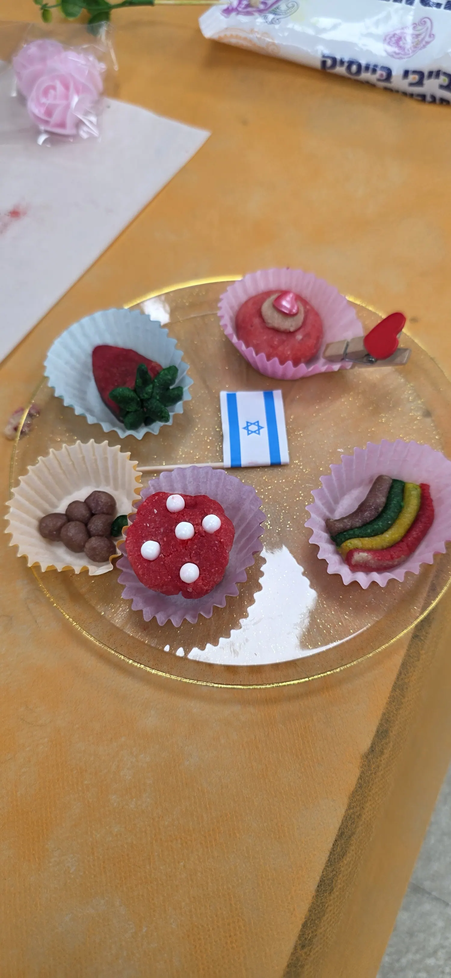 קאפקייקס מעוצבים מסוכריות בצלחת הגשה