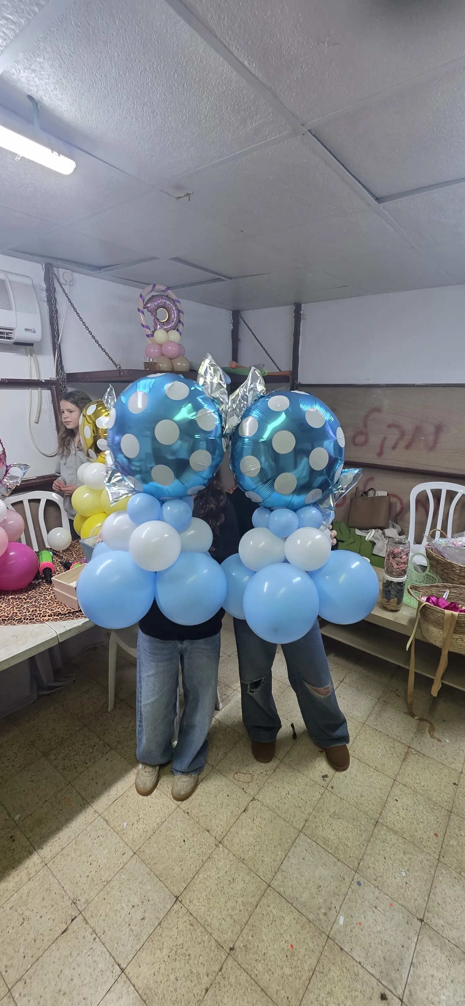 עמוד בלונים בגוונים תכלת ולבן ליום הולדת