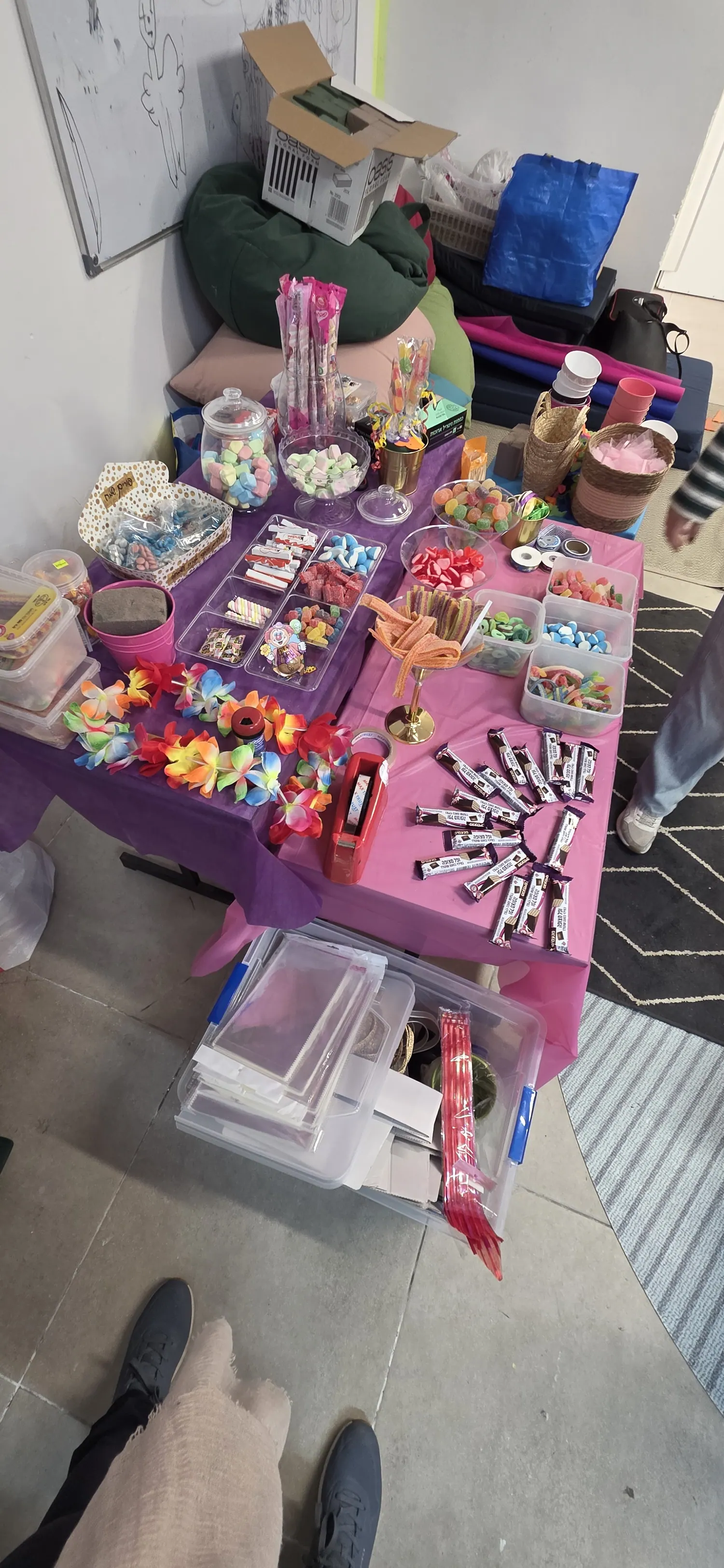עמדת ממתקים ואביזרי יצירה ערוכה לפני תחילת הסדנה