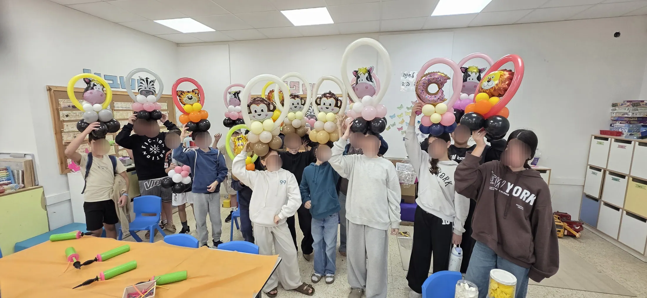 קבוצת משתתפים בסיום סדנת בלונים עם היצירות שלהם
