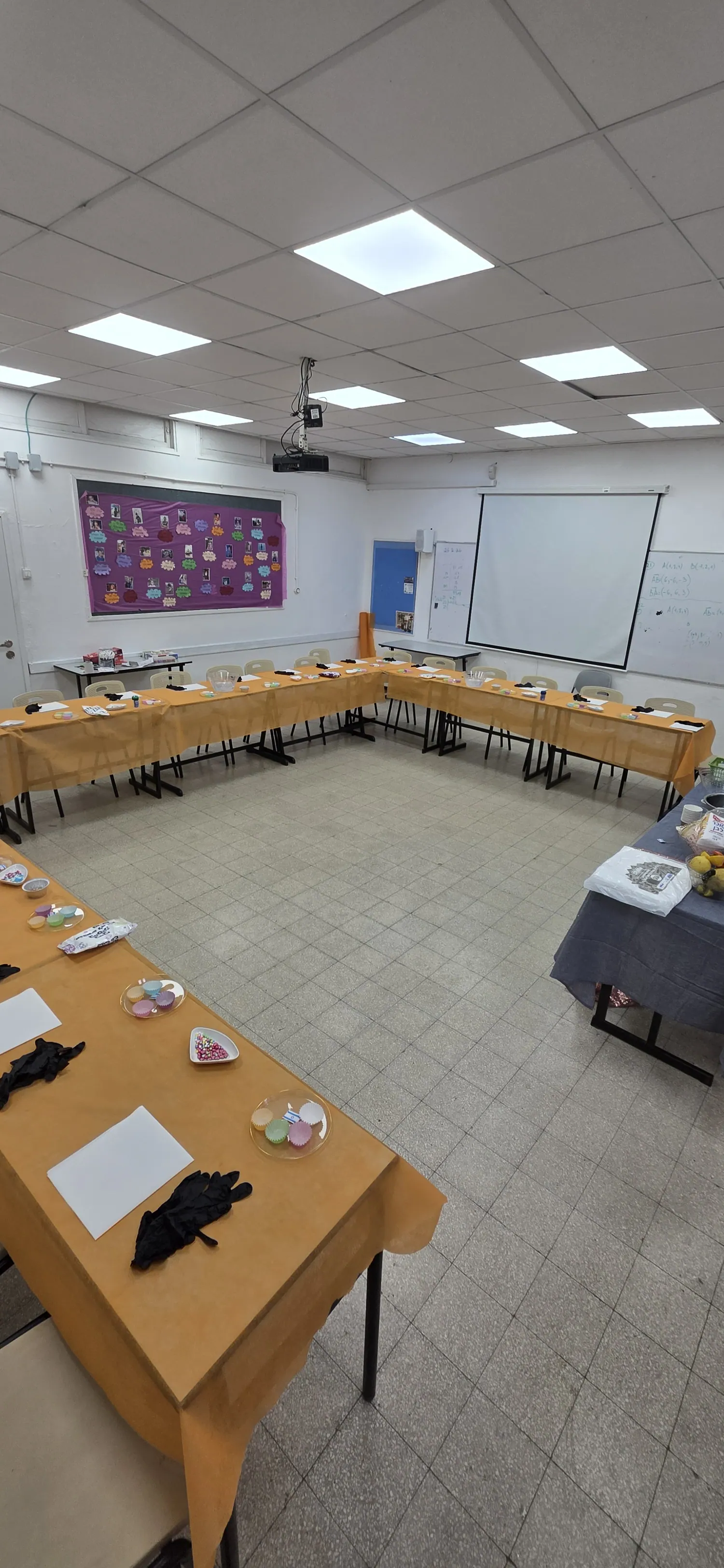 חלל סדנה ערוך עם שולחנות וערכות עבודה למשתתפים
