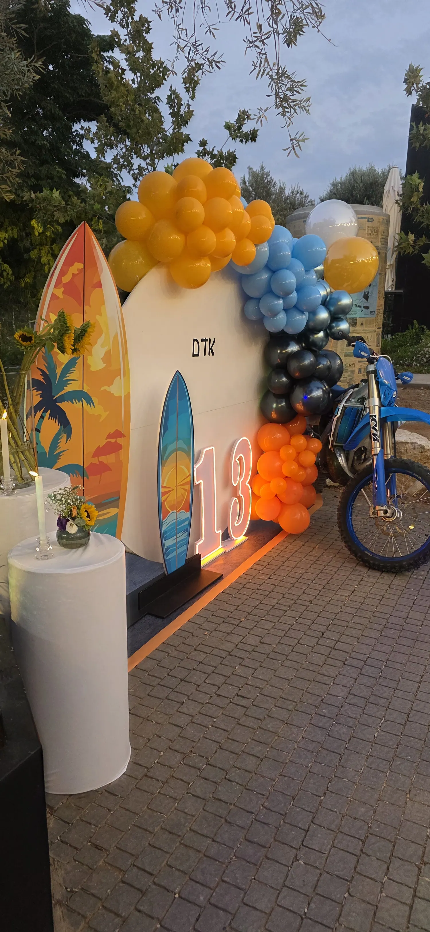 רקע גלשן עם אופנוע וכיתוב 13 בסגנון חוף לבר מצווה