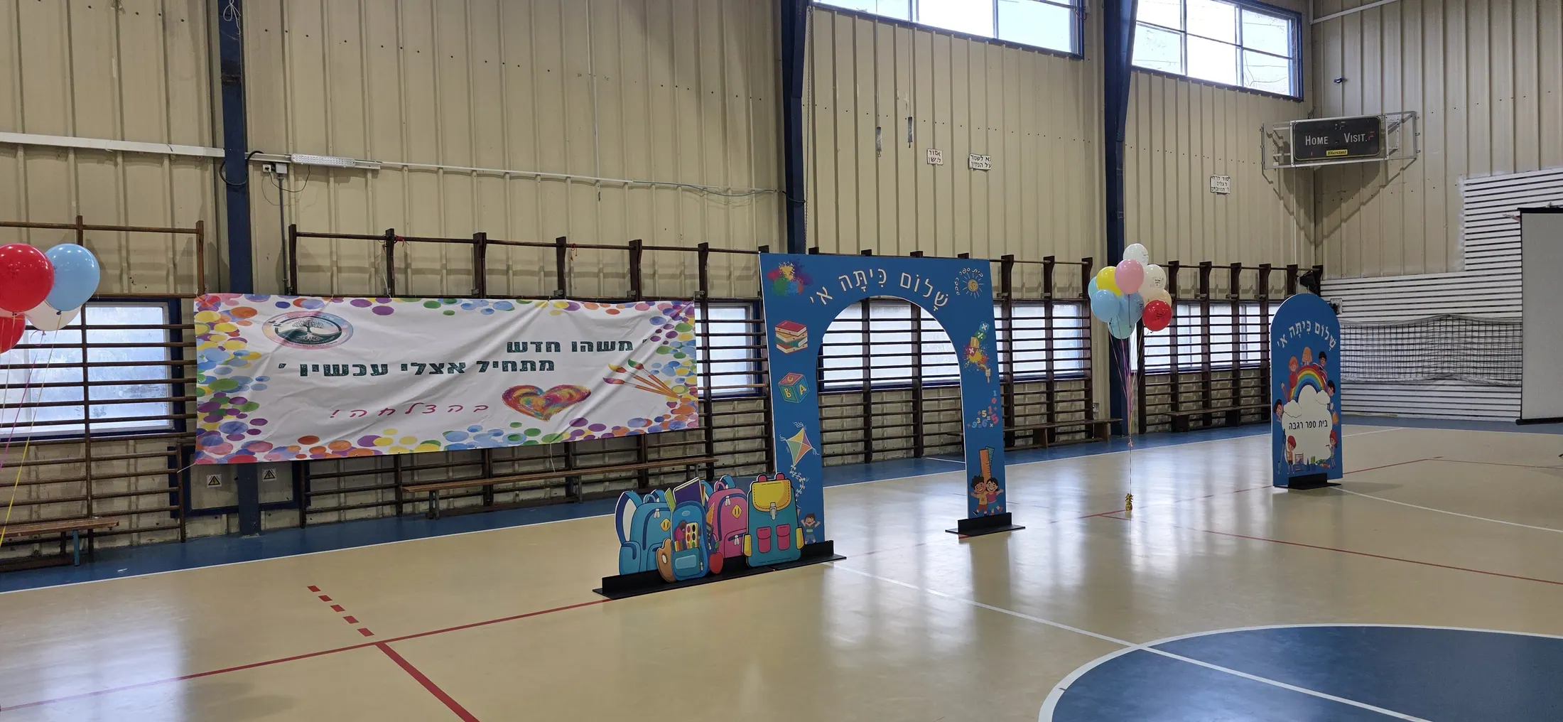 קשת כחולה מעוטרת בסגנון אריחים ברקע אולם אירועים