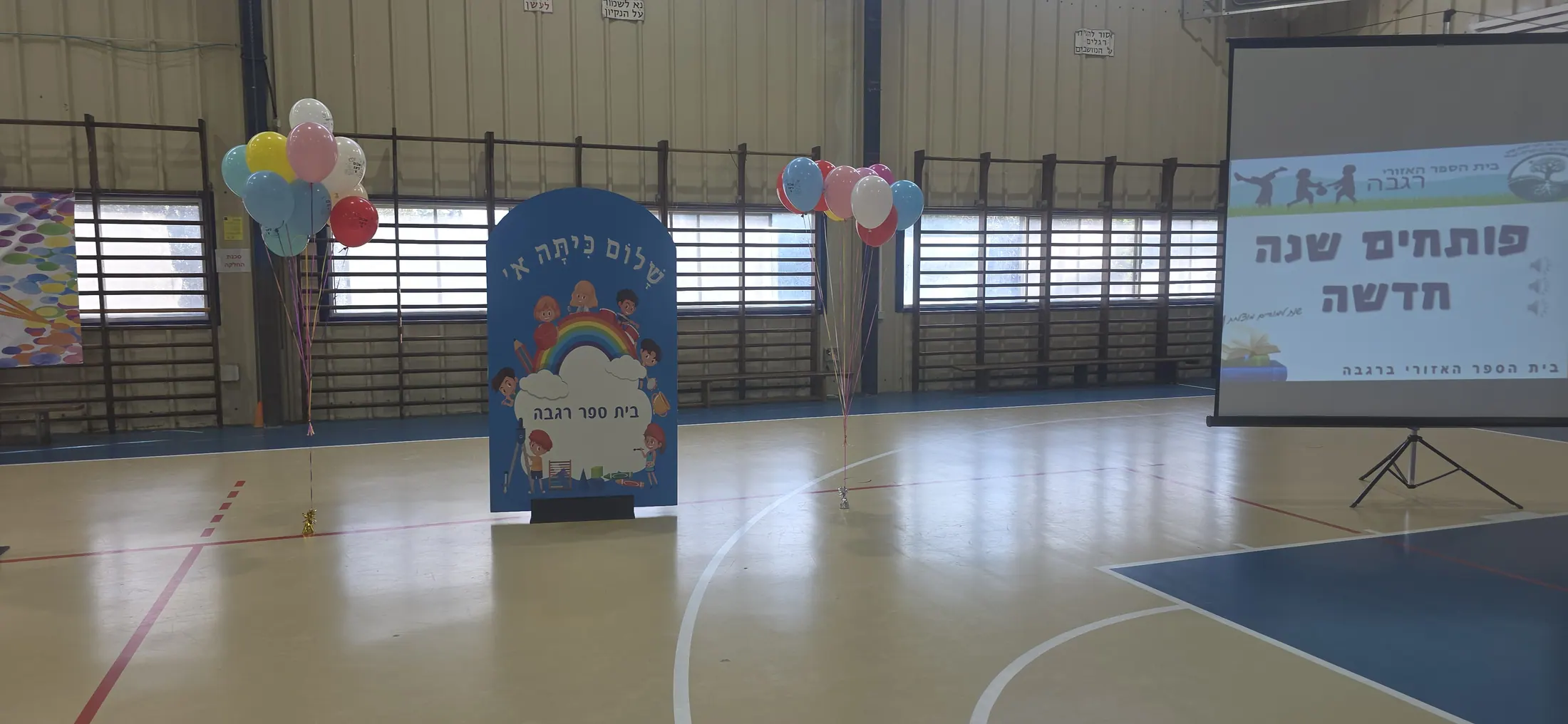 רקע בהשראת עין הרע בגוונים טורקיז וזהב עם המספר 13