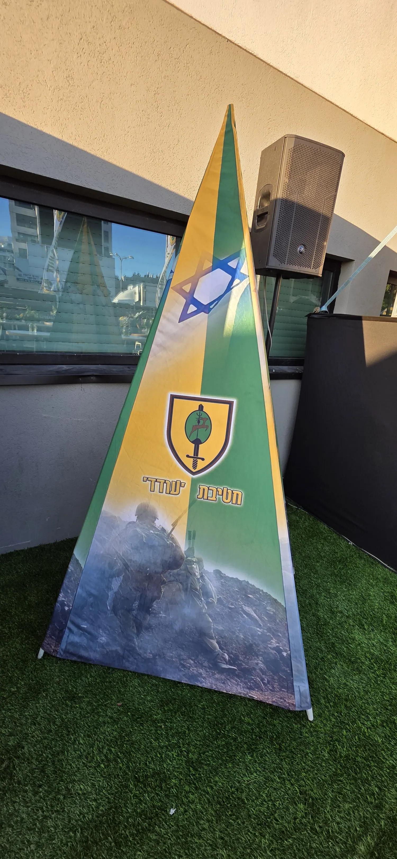 עמדת מיתוג כהה עם דגלים וציטוטים לאירוע ארגוני