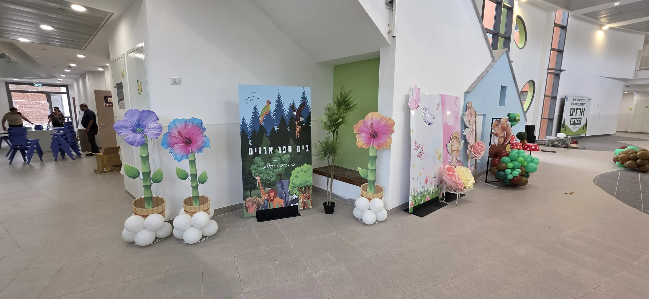 ציור קיר פרחוני צבעוני עם קשת בלונים לאירוע חוץ