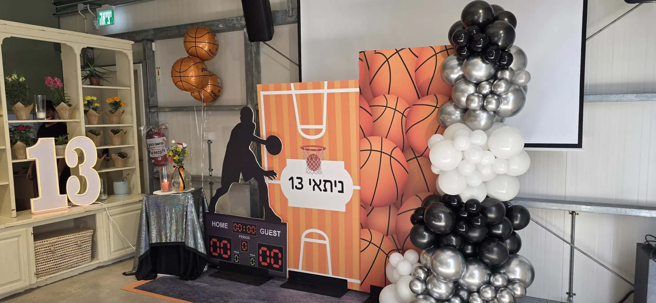 רקע אירוע מעוצב עם קשתות בלונים בגוון כסוף