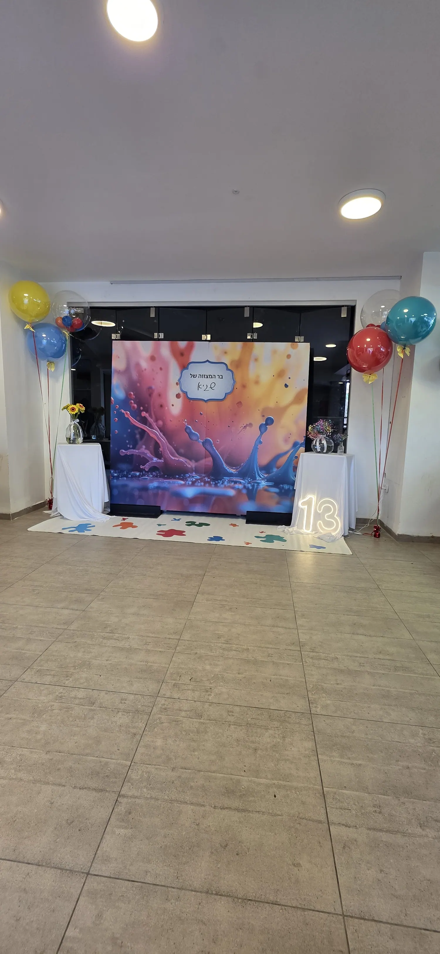 רקע צבעוני מופשט עם קונפטי בלונים צבעוניים
