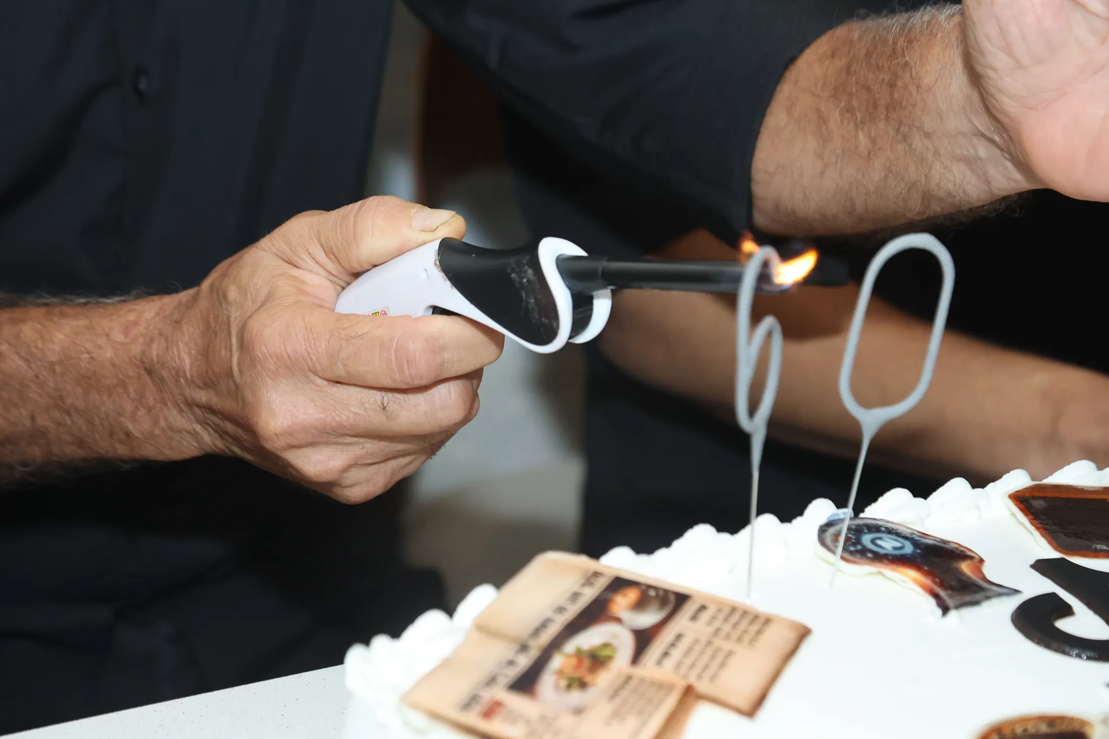 הדלקת נר על עוגה חגיגית בטקס יום הולדת