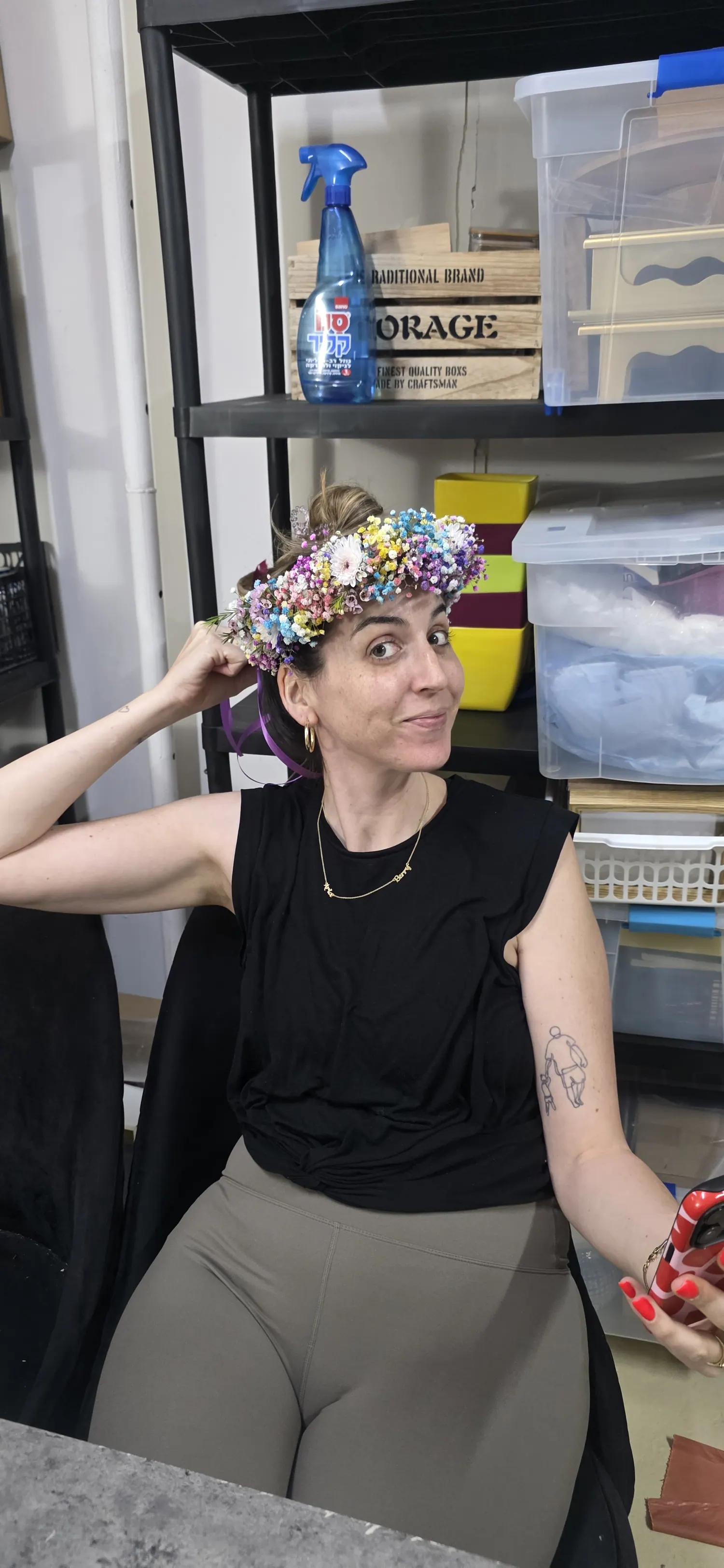 זר ראש פרחוני עדין בגוונים סגול וורוד