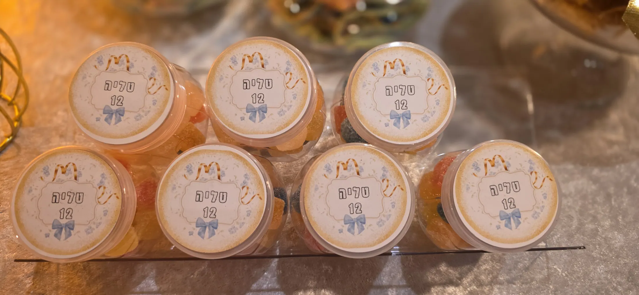 צנצנות ממתקים אישיות עם מדבקת שם לאורחי בת מצווה