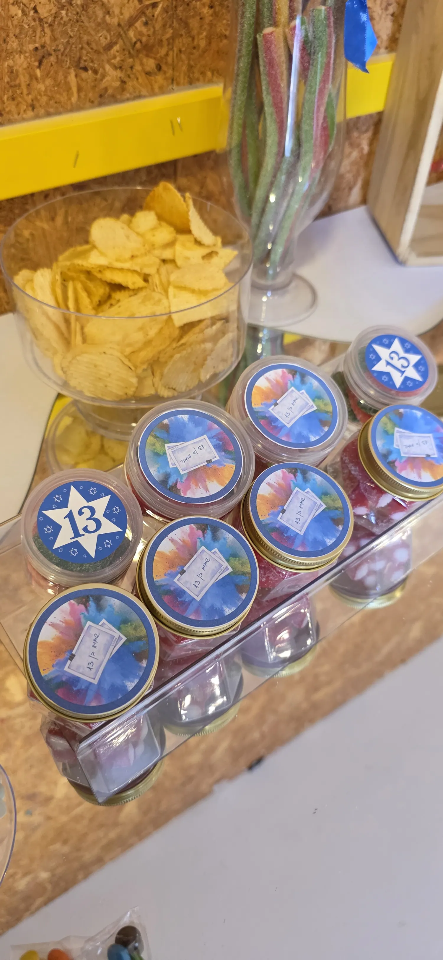 צנצנות ממתקים עם מגן דוד לבר מצווה לצד קערת חטיפים