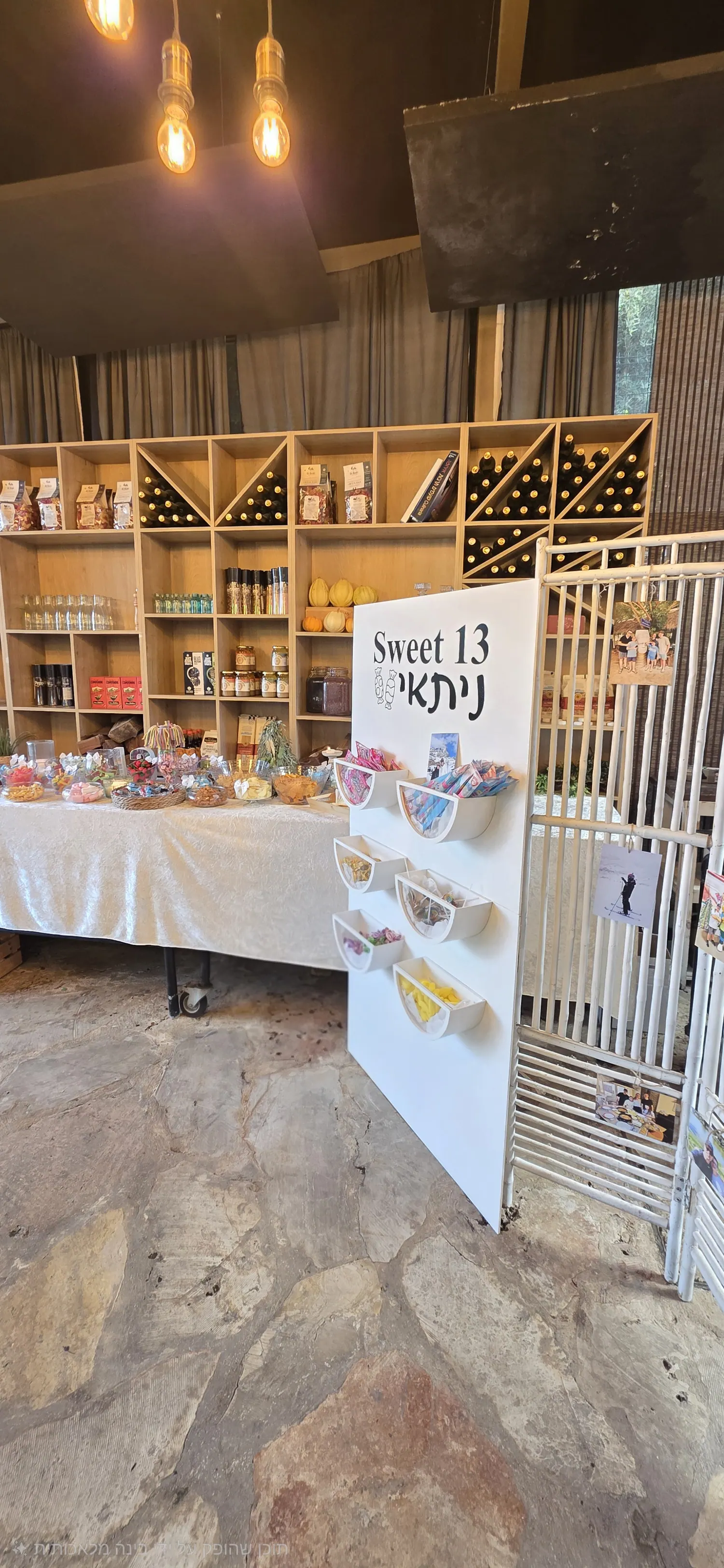 עמדת Sweet 13 עם שילוט אישי וממתקים ארוזים
